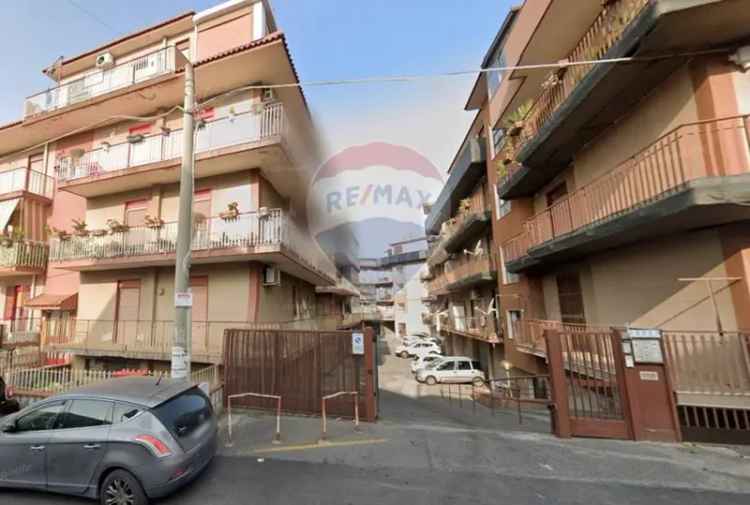 Appartamento in Via Vittorio Emanuele, Aci Catena, 6 locali, 2 bagni