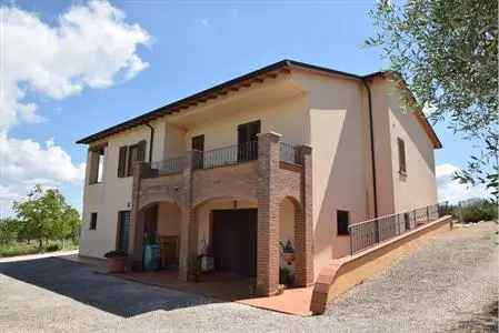 Villa Panoramica in Vendita in Umbria 6 Locali 220mq