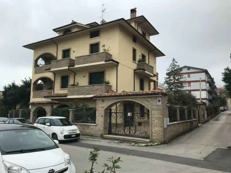 Villa singola in VIA SILVIO PELLICO, Vasto, 12 locali, con box, 550 m²