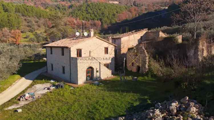 Casale in pietra in Umbria con piscina e vista panoramica