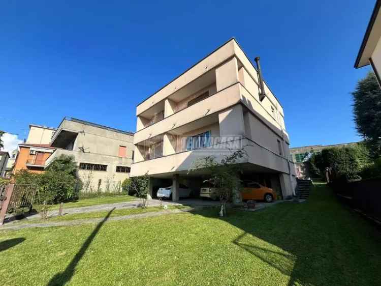 Villa bifamiliare via Casati 19, Centro, Casatenovo