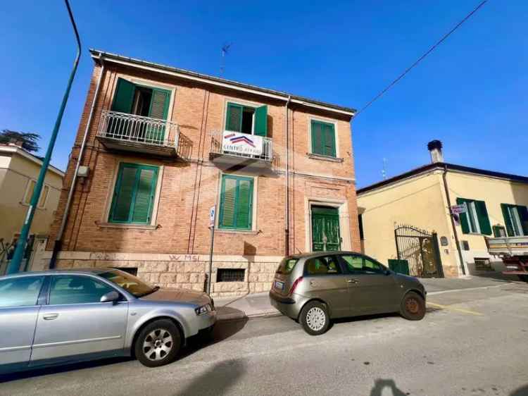 Villa singola in Via Trento, Campobasso, 15 locali, 3 bagni, con box