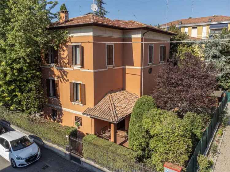 Villa in Via Cavedone 72, Modena, 13 locali, 3 bagni, giardino privato