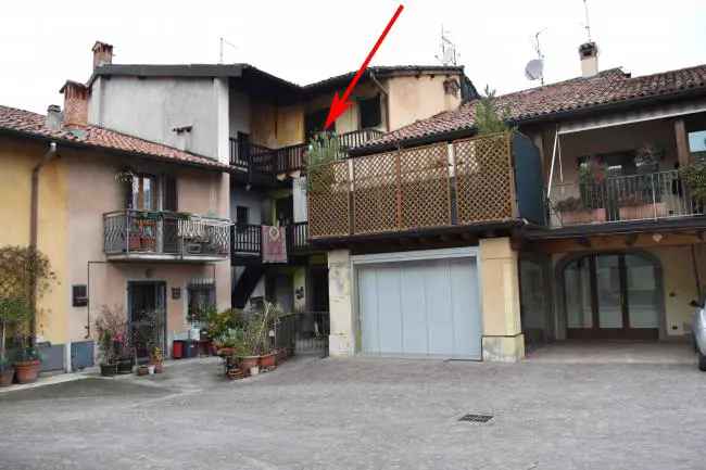 PORZIONE DI CASA CON DUE CAMERE, BALCONI E CANTINA