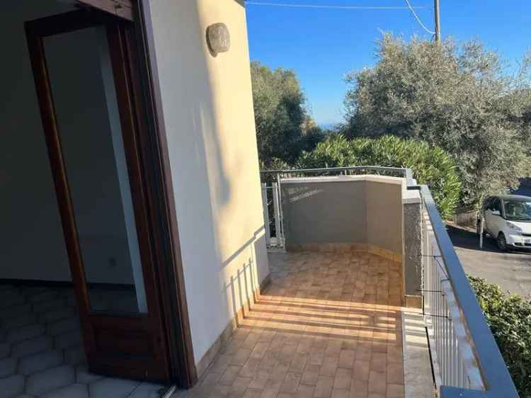 Appartamento in VIA REITANA, Aci Catena, 5 locali, 1 bagno, 100 m²