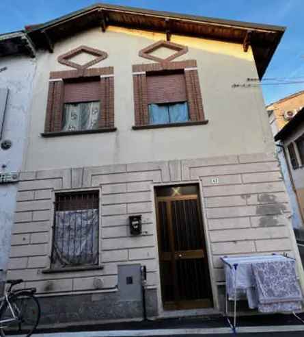 CASA SINGOLA SU DUE LIVELLI CON BOX