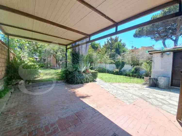 Villa trifamiliare in Viale Nuova California , 77, Ardea (RM)