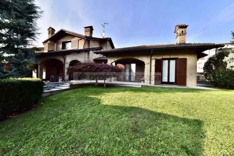 Villa trifamiliare in Via manzoni 11, Nova Milanese, 14 locali, 495 m²