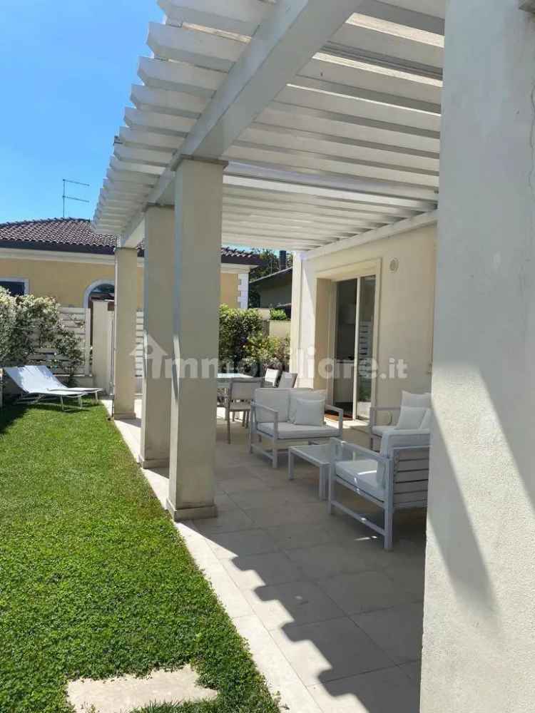 Villa bifamiliare via 4 Novembre, Centro, Forte dei Marmi