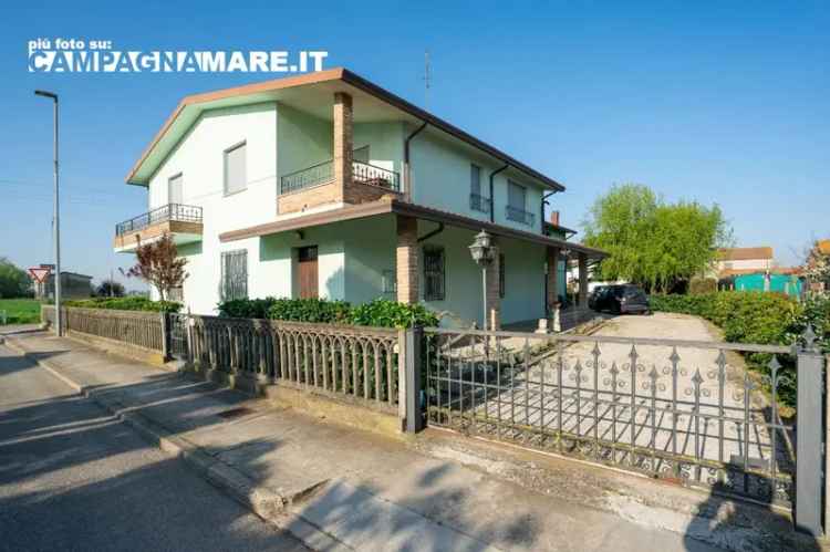 Villa a schiera in Via IV novembre, Codigoro, 8 locali, 1 bagno