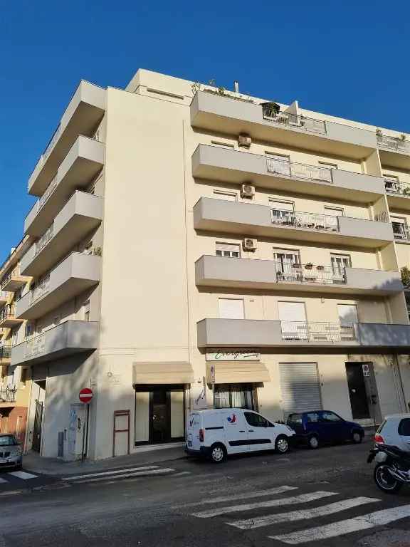 Appartamento in Via Basilicata 65, Cagliari, 8 locali, 2 bagni, 162 m²