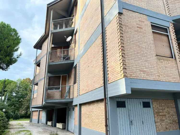 Appartamento in Viale Abruzzi, Cesena, 6 locali, 2 bagni, con box