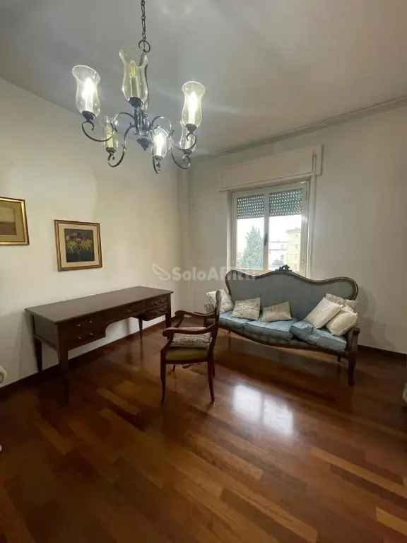 Appartamento in Via Francesco Brighindi, Frosinone, 7 locali, 1 bagno