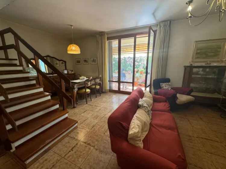 Villa in VIA MONTE SERRA, Follonica, 8 locali, giardino privato