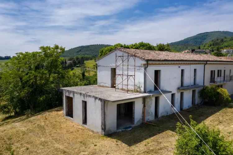 Villa a schiera in COLLEPAGANELLO, Fabriano, 15 locali, 3 bagni