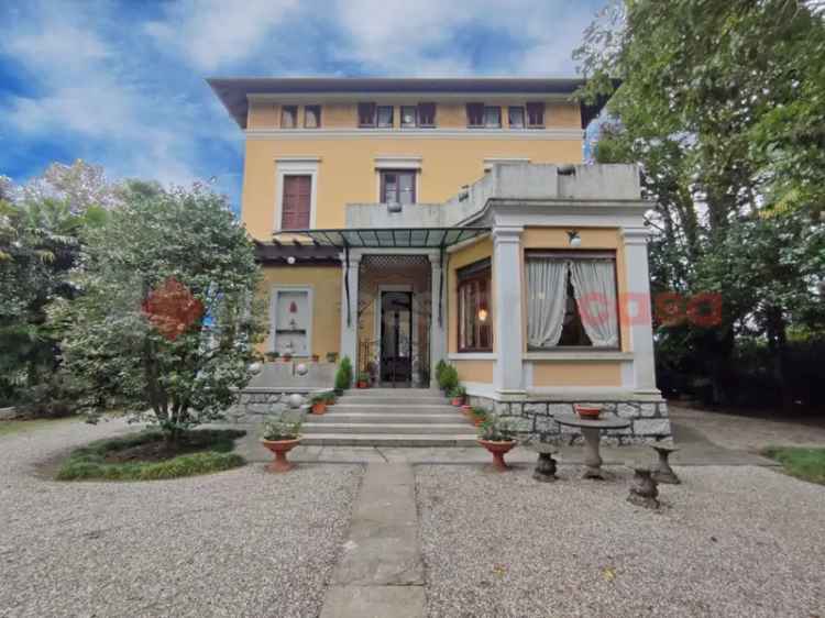 Villa in Armando Diaz, Lesa, 8 locali, 3 bagni, giardino privato