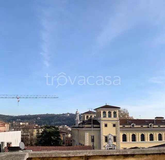 Appartamento in affitto a Verona via Cappello