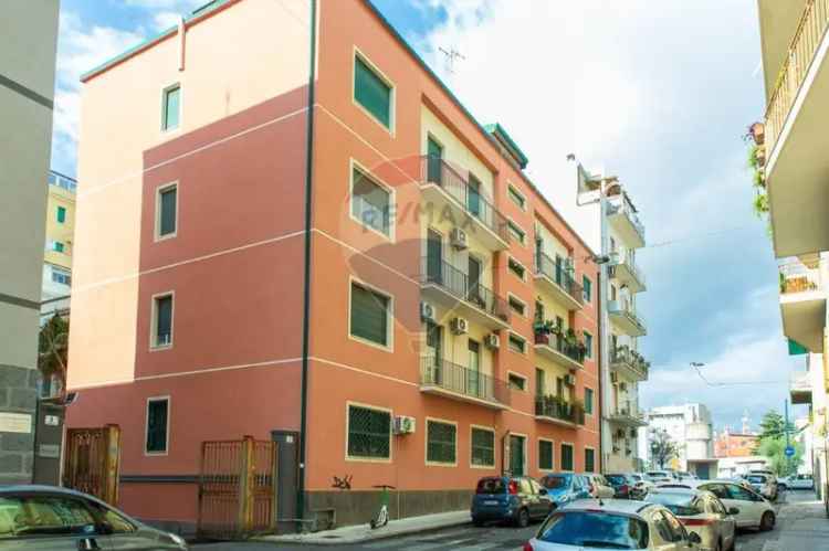 Appartamento in Via Tommaso Grossi, Catania, 5 locali, 1 bagno, 135 m²