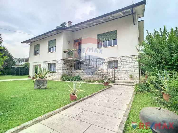 Villa in Via Montegrappa, Marostica, 10 locali, 3 bagni, con box