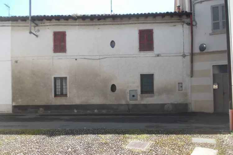 PORZIONE DI CASA CON 4 CAMERE, GIARDINO E DEPOSITI