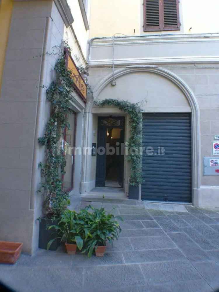 Quadrilocale via dei Fabbri 21, Piazza della Sala, Pistoia