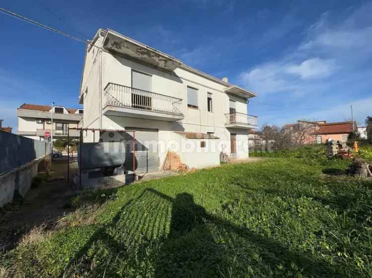 Terratetto unifamiliare 170 m², da ristrutturare, Centro, Termoli