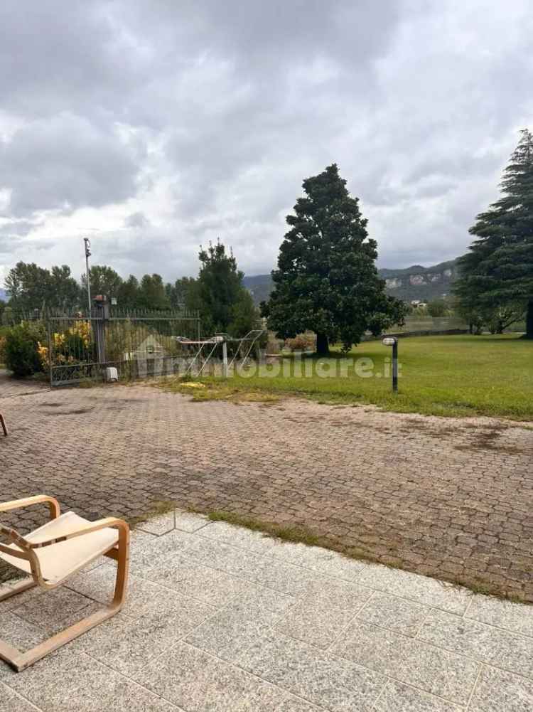 Villa Indipendente a Brivio con Ampio Giardino