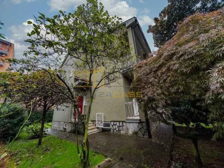 Villa in Via Goldoni, Monza, 5 locali, 2 bagni, con box, arredato