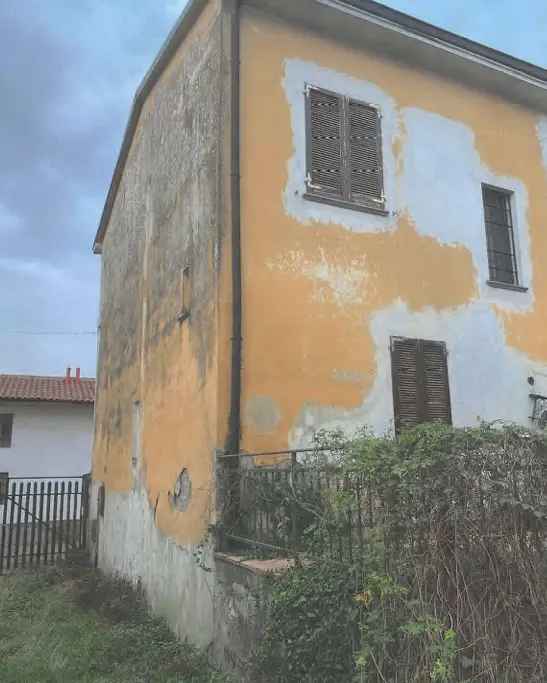 CASA SINGOLA SU DUE LIVELLI CON BOX E GIARDINO