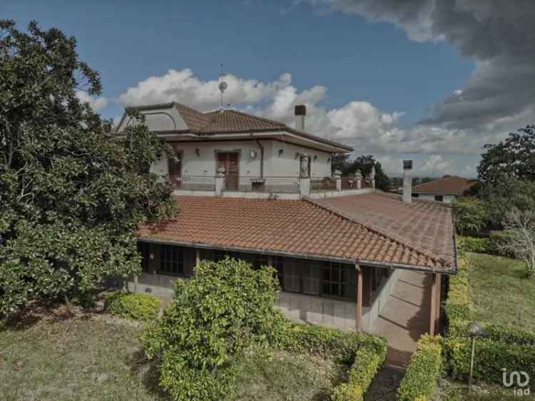 Vendita villa 28 locali di 670 m² in Aprilia (04011) - 107401 - iad