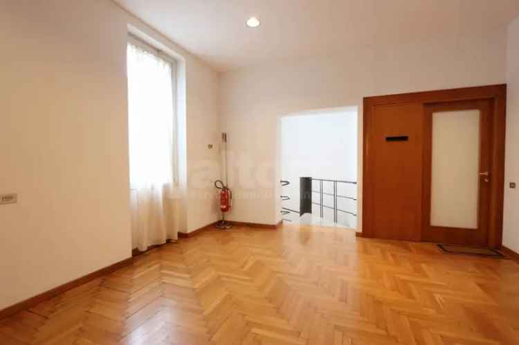 Appartamento in Via Ghilini, Monza, 5 locali, 1 bagno, con box, 320 m²