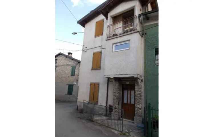 Casa indipendente in vendita a Tizzano Val Parma