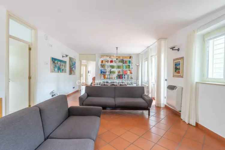 Villa singola in Via Ceglie, Valenzano, 8 locali, 3 bagni, con box