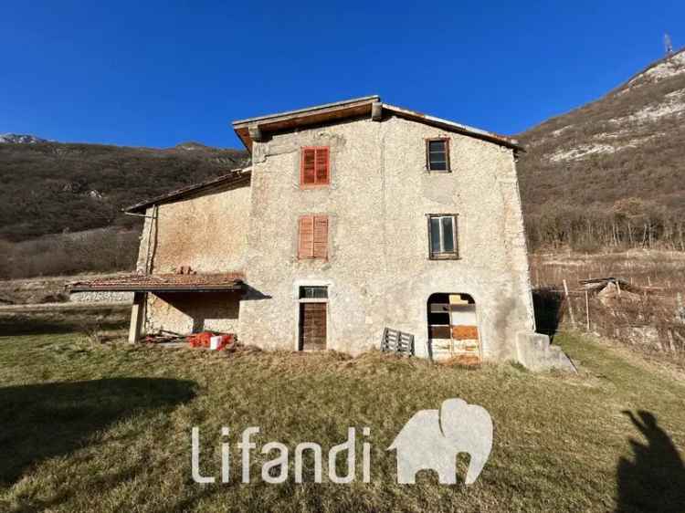 Villa unifamiliare, da ristrutturare, 140 m², Ala