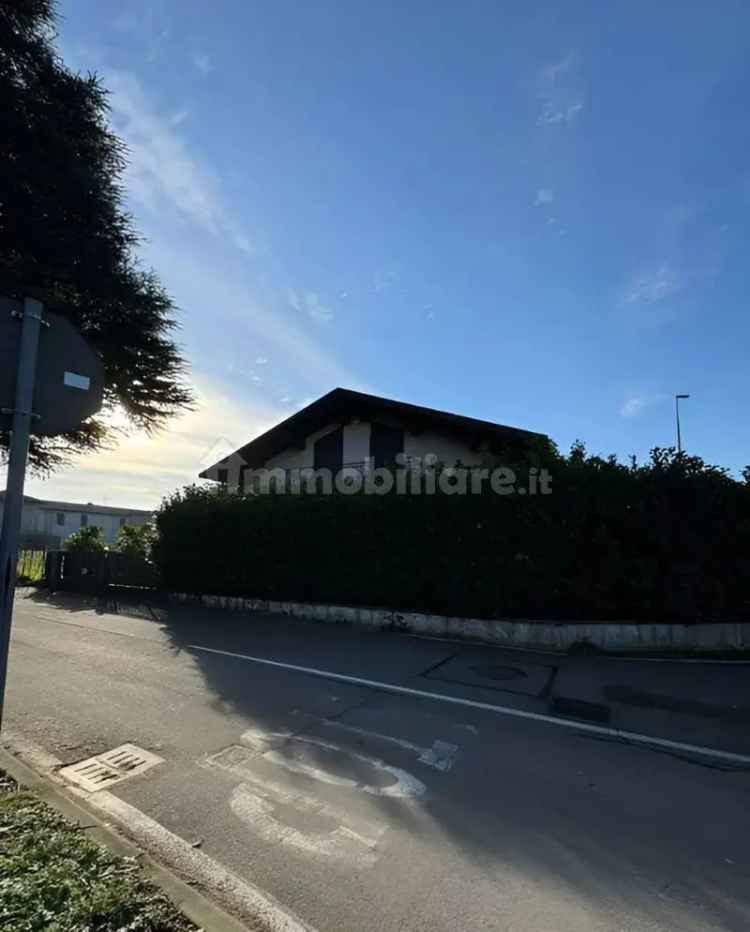 Villa all'asta via Giuseppe Mazzini 65, Besana in Brianza