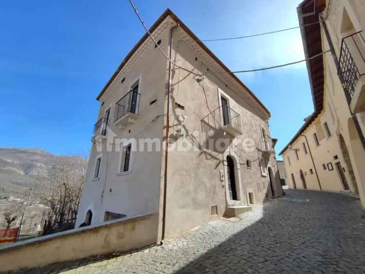 Terratetto unifamiliare via della Madonna, 4, Centro, Tione degli Abruzzi