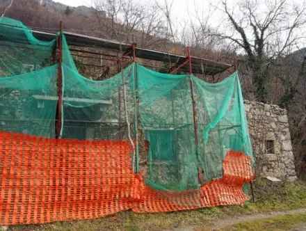 RUSTICO SU TRE PIANI CON TERRENO