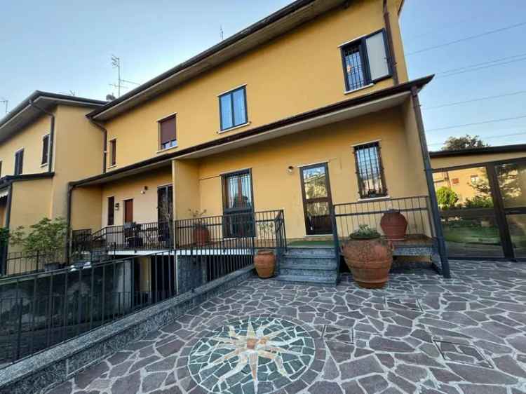 Villa singola in Via ungaretti, Lesmo, 4 locali, 4 bagni, con box