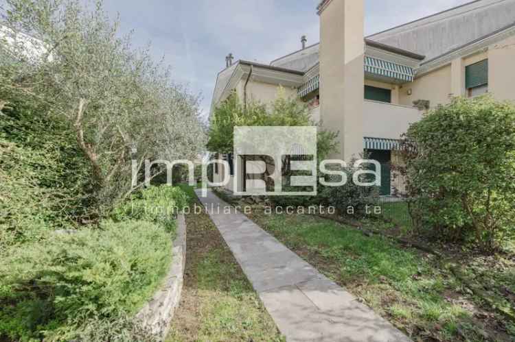 Villetta bifamiliare in VIA MUNERETTA, Colle Umberto, 6 locali, 226 m²