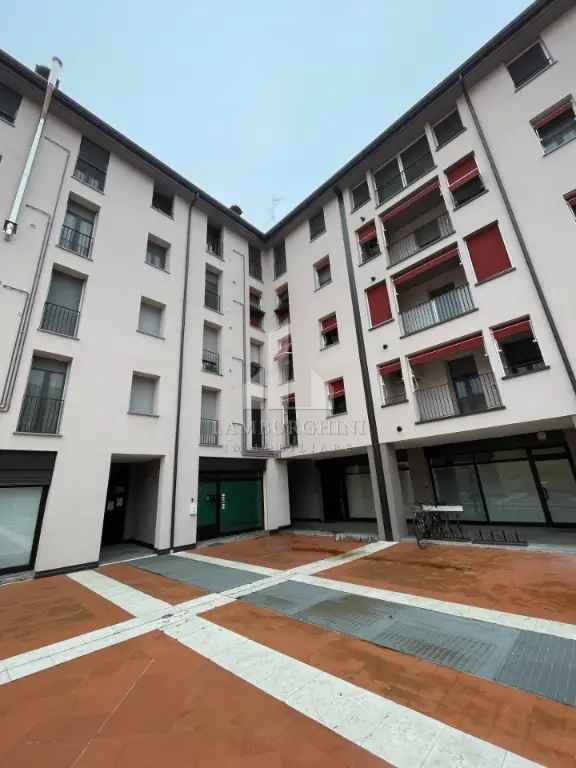 Appartamento in Piazza Cacciaguida, Ferrara, 5 locali, 2 bagni, 100 m²