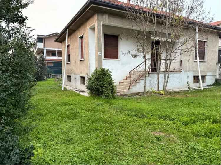 Villa in Via Fagnana 24, Turate, 5 locali, 1 bagno, giardino privato