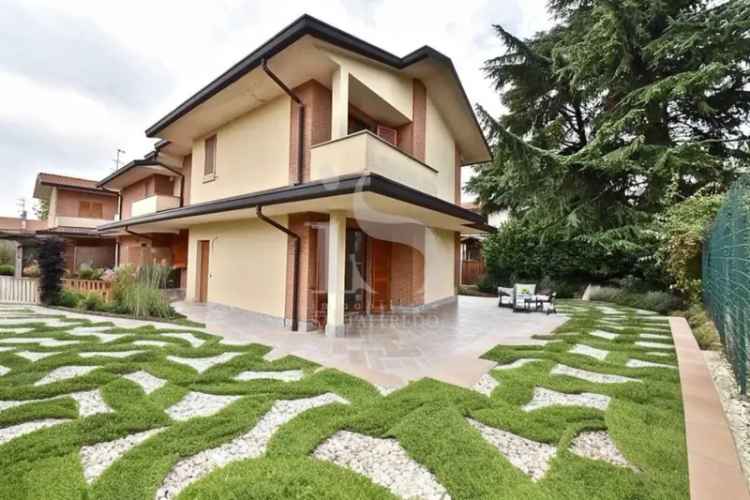 Villa a schiera in VIA MONTE NERO, Vimercate, 4 locali, 3 bagni