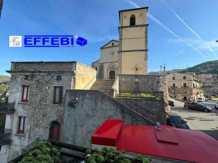 Fabbricato nel centro storico con corte in vendita a Celico