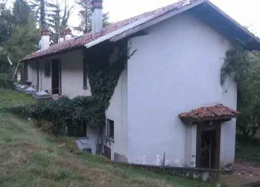 VILLA SU TRE LIVELLI CON BOX E RIPOSTIGLIO