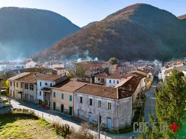 Villa plurifamiliare via Borgo, Rieti