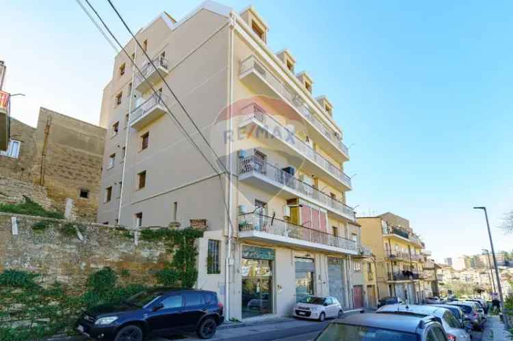 Appartamento in Via San Nicola, Enna, 5 locali, 1 bagno, 107 m²