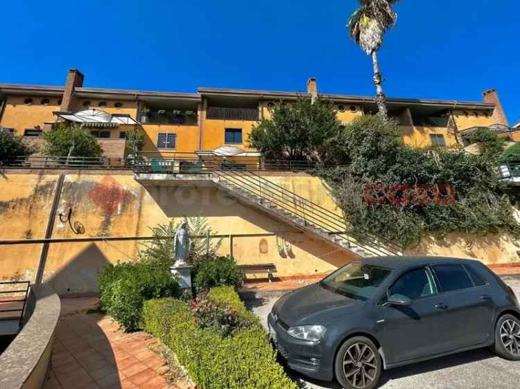 Villa a schiera in Via Vitagliano Rossetti 48, Caserta, 8 locali