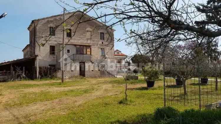 Casa Colonica con Annessi e Terreno - Montemarciano