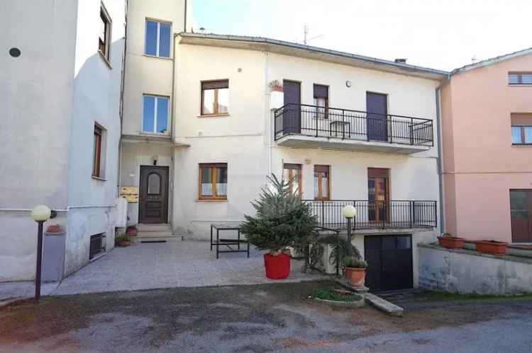 Appartamento in Via dei Cinque Colli, Gubbio, 5 locali, 1 bagno, 90 m²