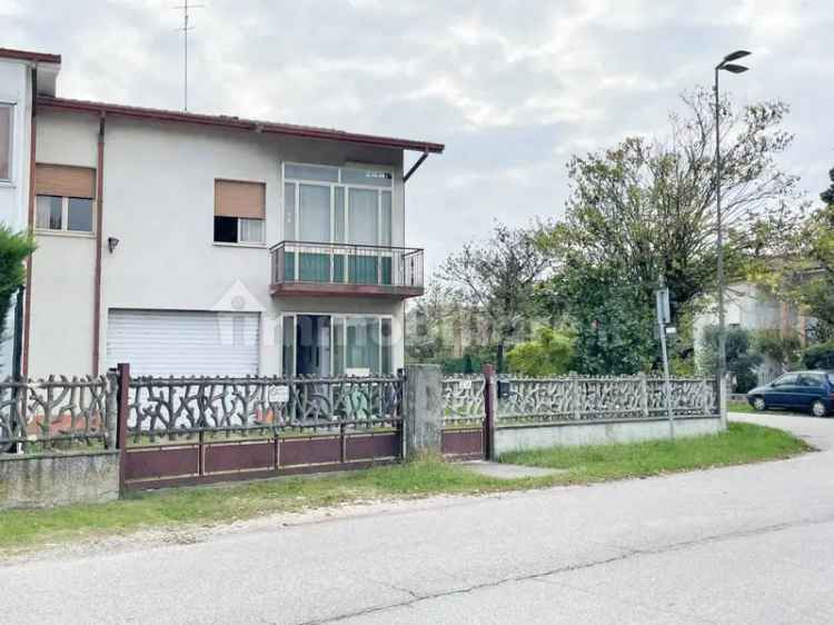 Villa unifamiliare via Alessandro Volta 15, Castelmassa